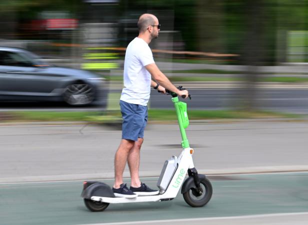 ++THEMENBILD++ HELMPFLICHT FÜR E-SCOOTER