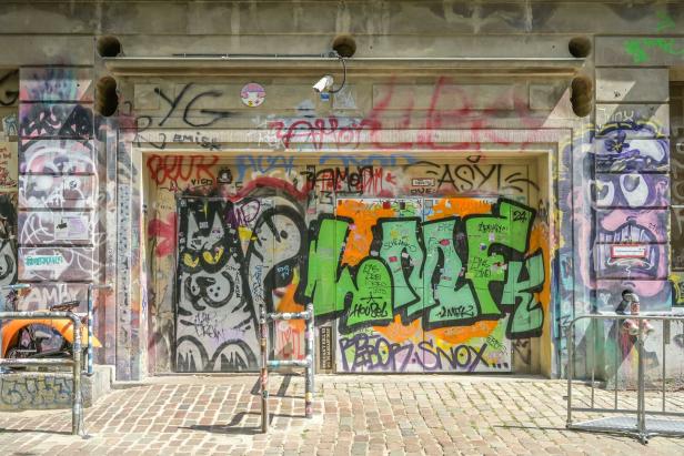 Eine mit Graffiti bedeckte Tür in einem städtischen Gebiet.