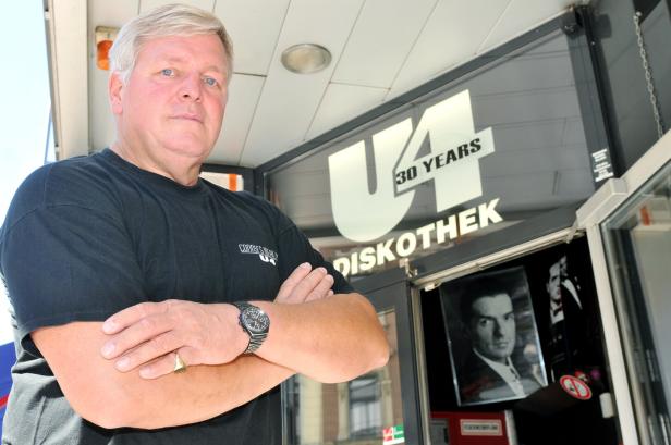 Ein Mann steht vor dem Eingang der Diskothek U4, die ihr 30-jähriges Bestehen feiert.