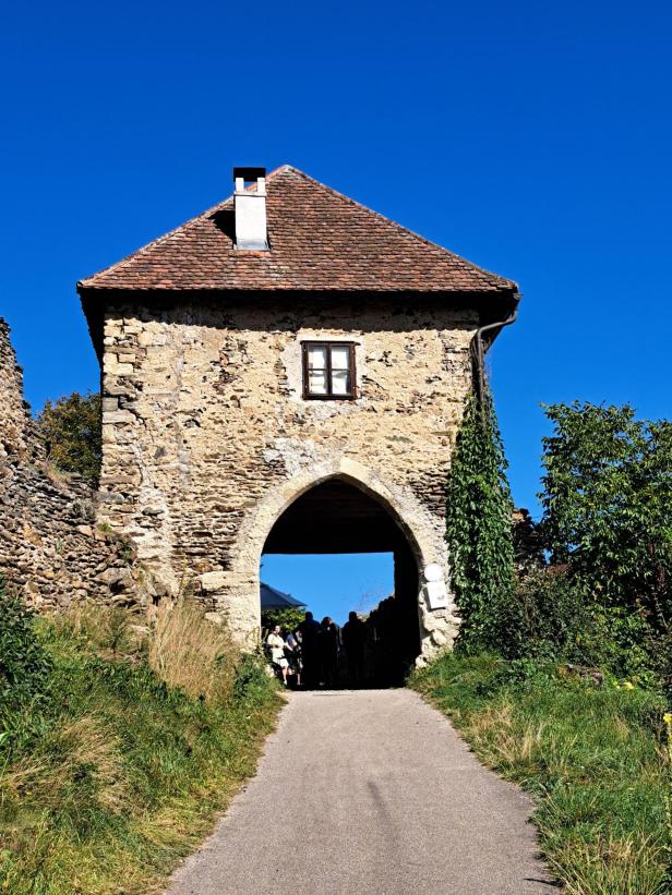 Das Eingangstor zur Burg Hardegg steht nach Jahren endlich wieder offen Das Eingangstor zur Burg Hardegg steht nach Jahren endlich wieder offen