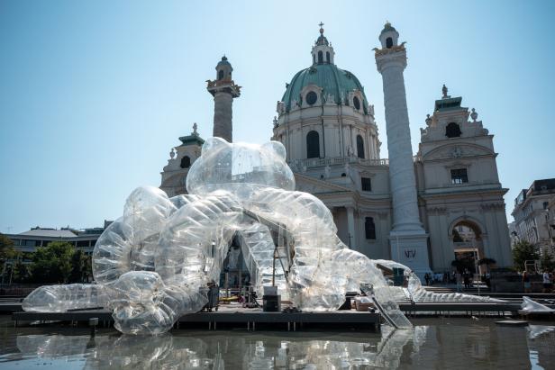 OCT.OPUS 25 ? BEGEHBARE OKTOPUSSKULPTUR IM TEICH AM KARLSPLATZ OCT.OPUS 25 ? BEGEHBARE OKTOPUSSKULPTUR IM TEICH AM KARLSPLATZ