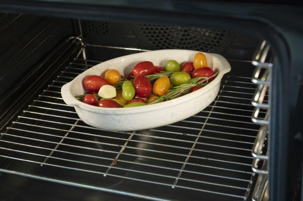 Eine Auflaufform mit Tomaten im Ofen
