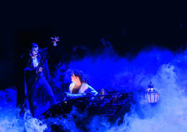 Szene aus dem Musical „Das Phantom der Oper“ mit dem Phantom und Christine in einem Boot.