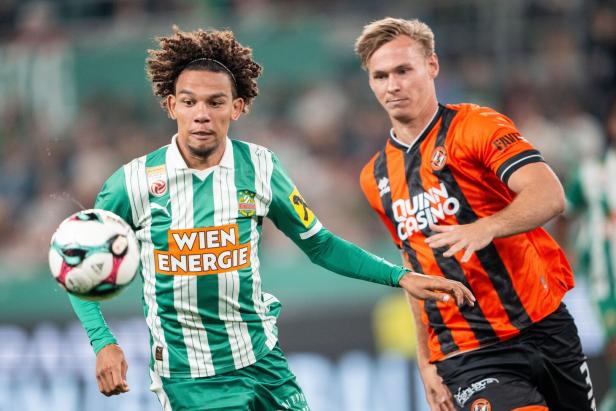 Fußballspieler im Spiel SK Rapid gegen Dundee United.