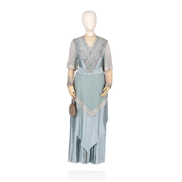 Ein hellblaues Kleid aus der „Downton Abbey“-Auktion bei Bonhams in London.