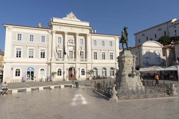 Tartiniplatz mit Rathaus in Piran.