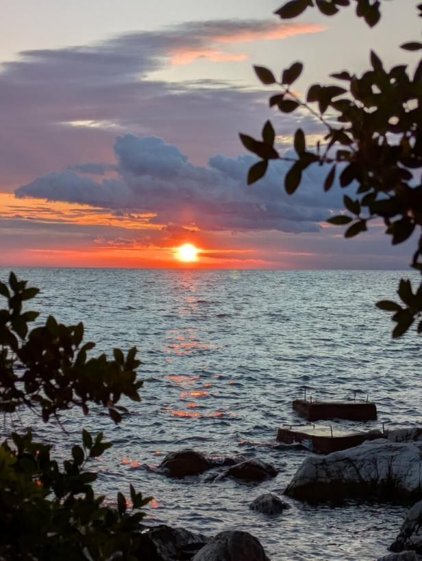 Sonnenuntergang über dem Meer in Kroatien.