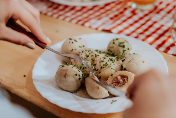 Kleine Knödel auf einem Teller - mit Sauerkraut.