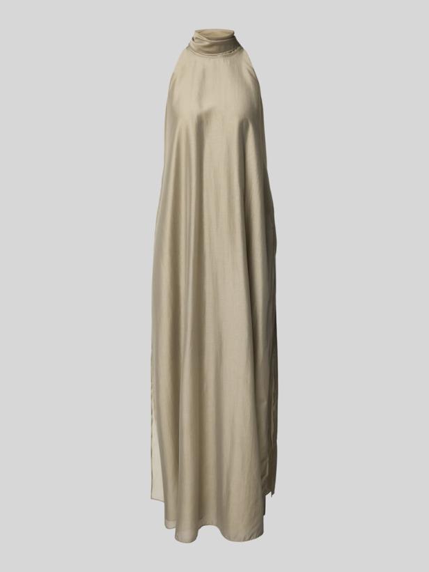 Ein ärmelloses, beigefarbenes Kleid mit Rollkragen vor einem grauen Hintergrund.