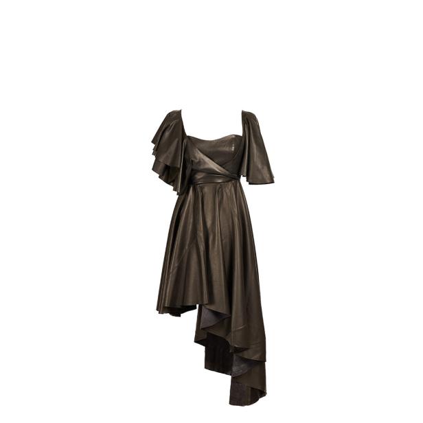 Ein asymmetrisches, braunes Kleid mit Rüschenärmeln vor einem weißen Hintergrund.