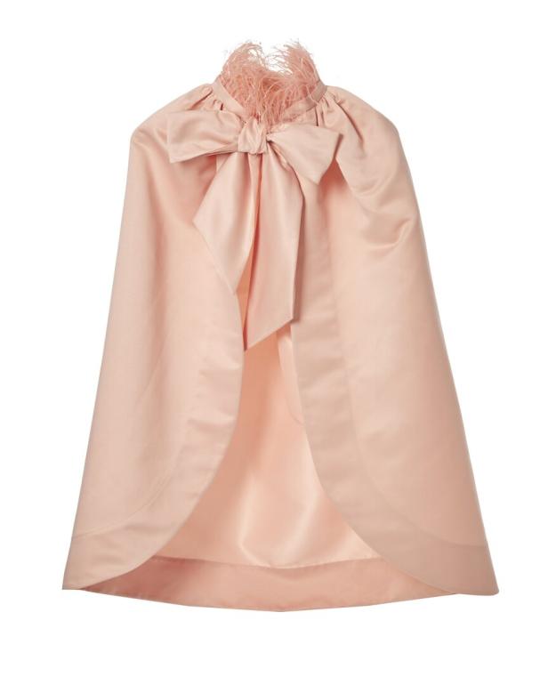Ein rosa Cape aus Satin mit einer Schleife und Federn am Kragen.