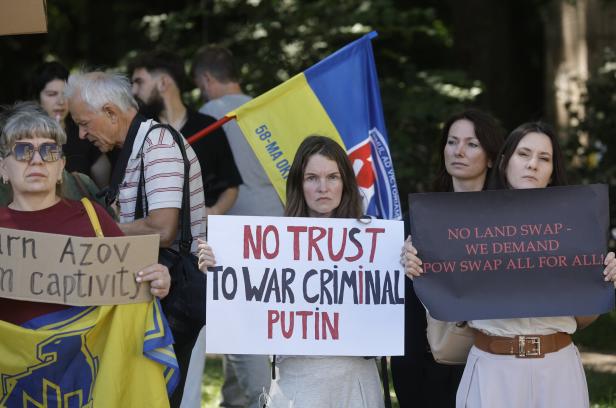 Kyiv rally urges no land swap, demands POW swap ahead of Trump-Putin summit