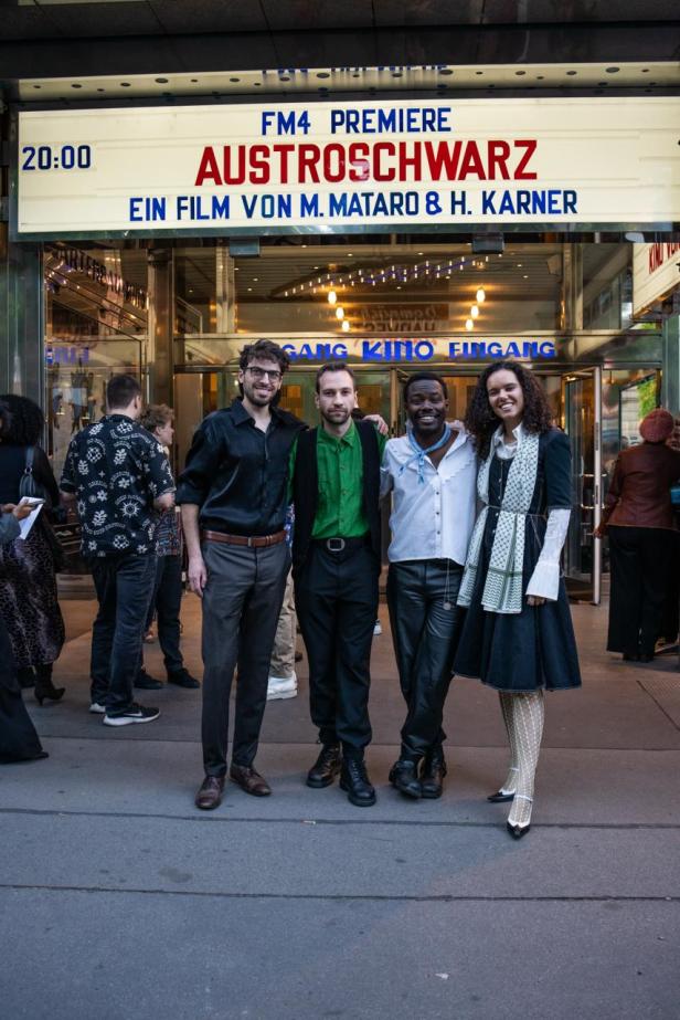 Eine Aufnahme vom Austroschwarz-Film-Team vor dem Gartenbau Kino in Wien am Premieren-Abend.