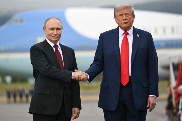 TOPSHOT-US-UKRAINE-RUSSIA-CONFLICT-SUMMIT-TRUMP-PUTIN