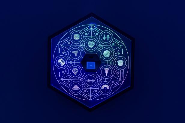 Hier zeigt ein Gerät wie bei einer Horoskop-Erstellung bestimmte „digitale Sternzeichen“ an.
