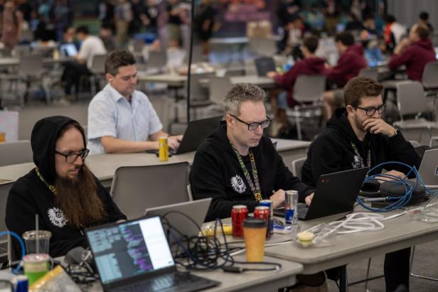 Österreichisches Team "KuK Hofhackerei" erreichte bei DEF CON in Lag Vegas den 9. Platz