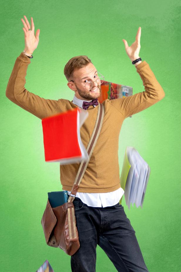 Herby Stanonik in einem Lehrer-Outfit - mit Brille und Fliege