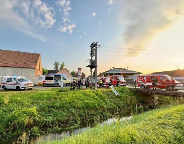 Einsatzkräfte bei einer Menschenrettung in Kleinhöflein.