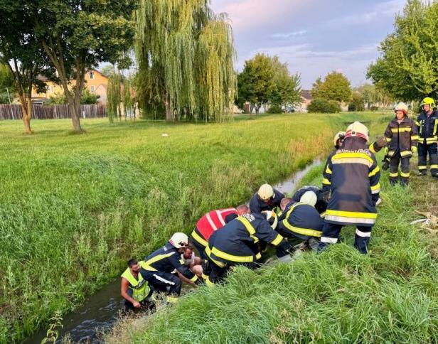 Feuerwehrleute retten eine Person aus einem Graben in Kleinhöflein.