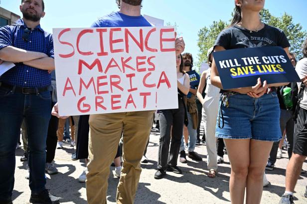 US-POLITICS-HEALTH-SCIENCE-TRUMP-PROTEST