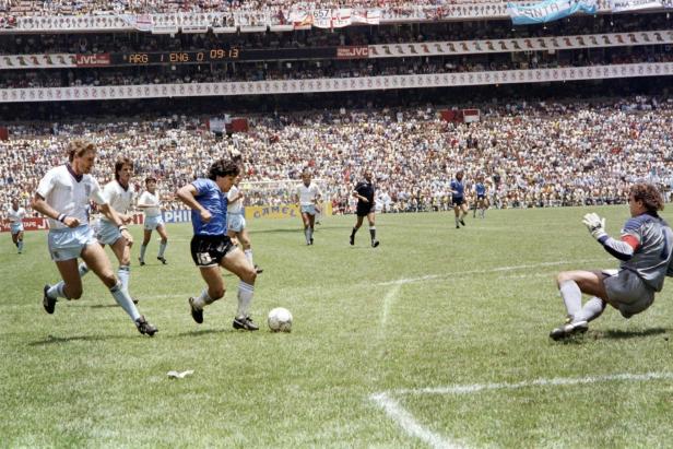 Englands Keeper Peter Shilton bei der WM 1986 gegen Argentiniens Diego Maradona