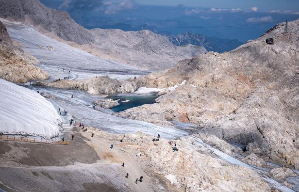 ++ THEMENBILD ++ TOURISMUS / TOURISTEN / FREIZEIT / WANDERN / ALPINISMUS / ALPEN / GLETSCHER / NATUR / KLIMA / KLIMAERWÄRMUNG ++ ACHTUNG SPERRFRIST: MITTWOCH, 20. AUGUST 2025, 14:00 UHR ++