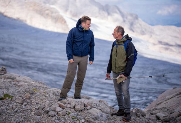 PRESSEFAHRT LAND OBERÖSTERREICH "ZU WENIG SCHNEE, ZU VIEL HITZE: REKORDSCHWUND AM HALLSTÄTTER GLETSCHER DROHT" ++ ACHTUNG SPERRFRIST: MITTWOCH, 20. AUGUST 2025, 14:00 UHR ++