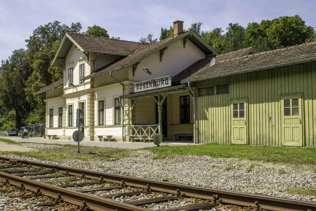 Das denkmalgeschützte Gebäude an der Haltestelle Rosenburg.