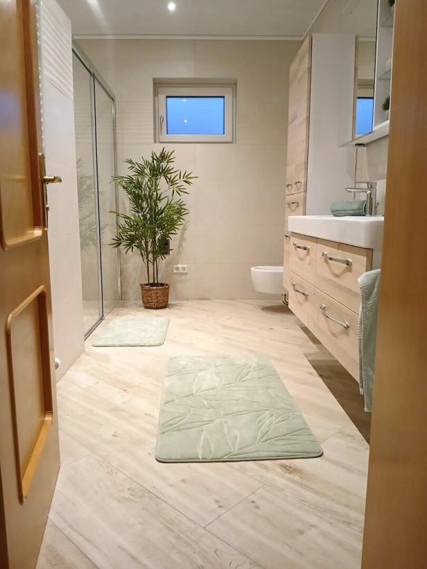 modernes Bad mit Dusche