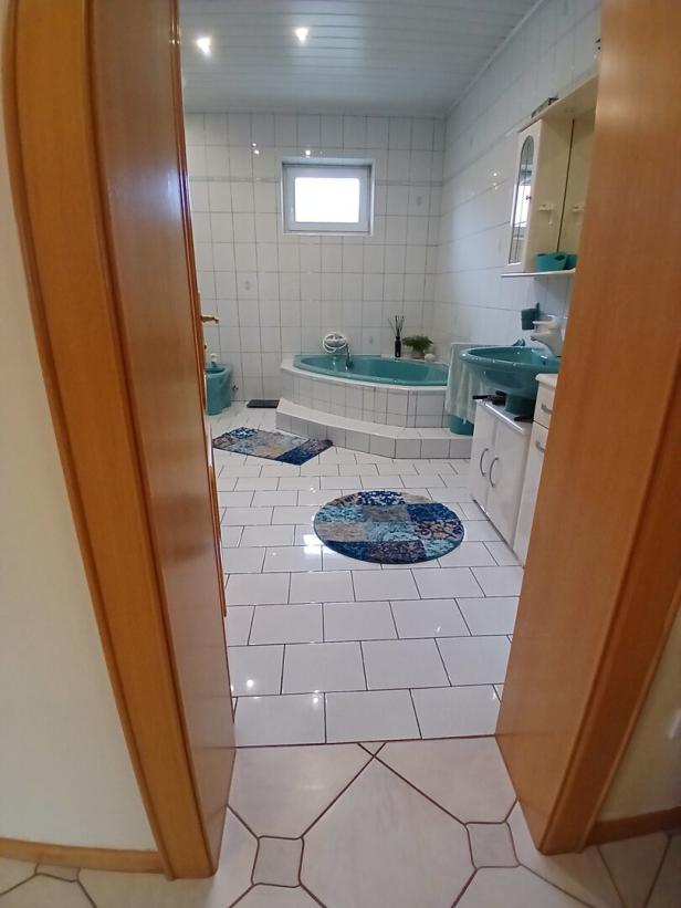 altes Bad mit Badewanne