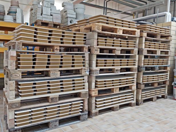 Werkstücke auf Paletten gelagert
