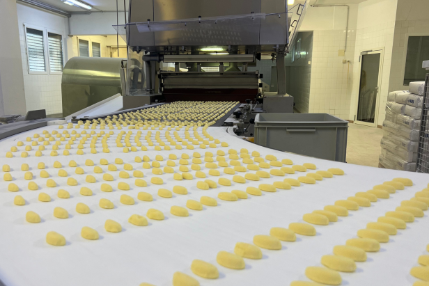 Das Bananenpüree wird in Form gebracht. 