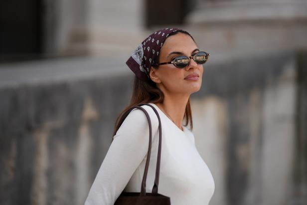Influencerin Anna Winter trägt ein klassisches Bandana, ein Baumwolltuch mit Paisleymuster bedruckt.