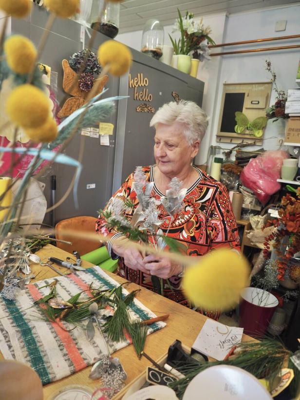 Frau bindet Blumengestecke