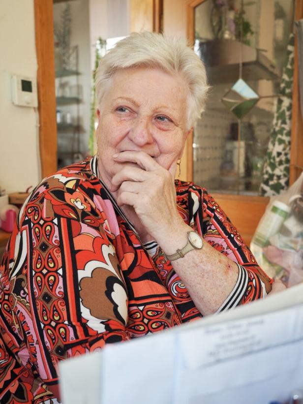 Frau lächelt und hält sich die Hand vor den Mund