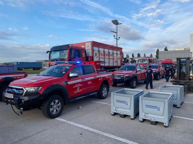 Feuerwehrautos und Hilfsgüter