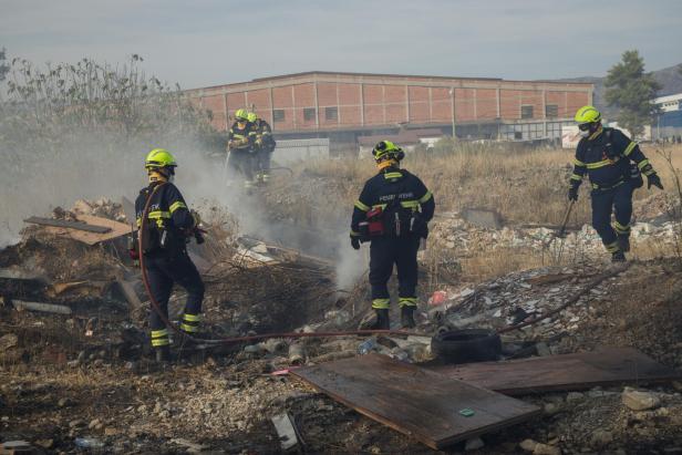 Feuerwehrmänner löschen Brand