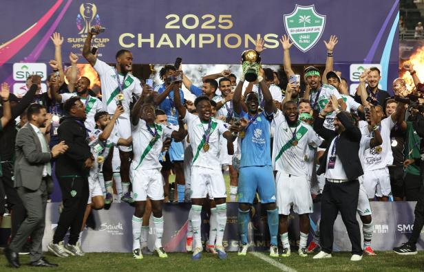 Al Ahli bejubelt den Triumph im Supercup