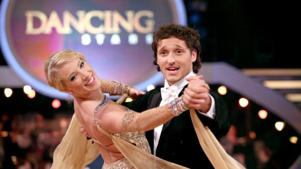 Ein Tanzpaar performt bei „Dancing Stars“.