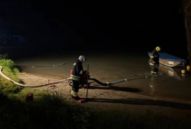 Feuerwehrleute pumpen Löschwasser