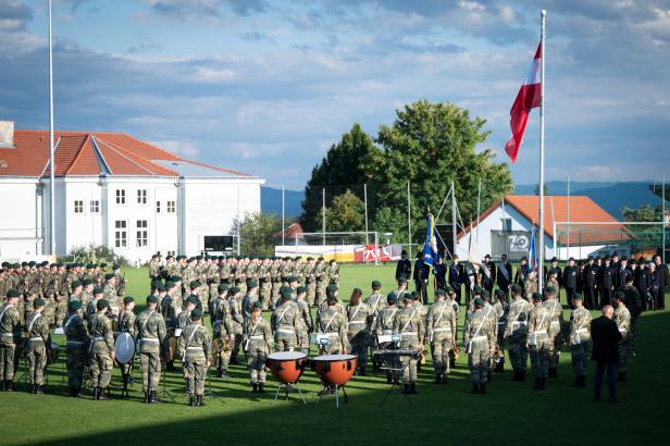 Militärmusik auf einem großen Platz