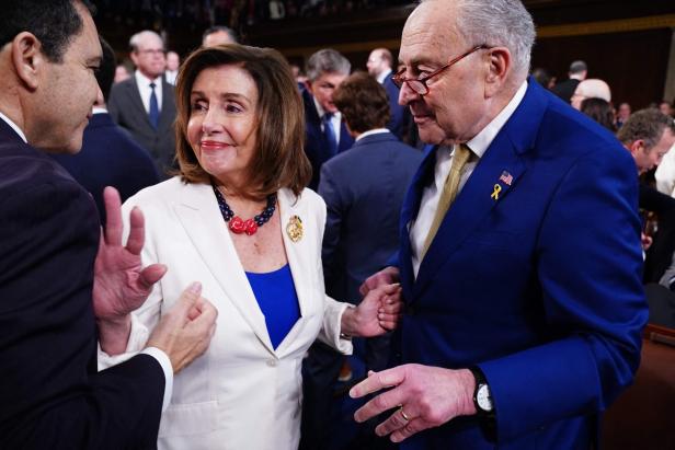 Nancy Pelosi und Chuck Schumer unterhalten sich während einer Rede von US-Präsident Biden.