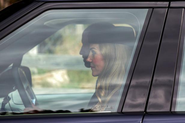 Prinzessin Kate sitzt im Auto. Neben ihr am Steuer sitzt Prinz William.