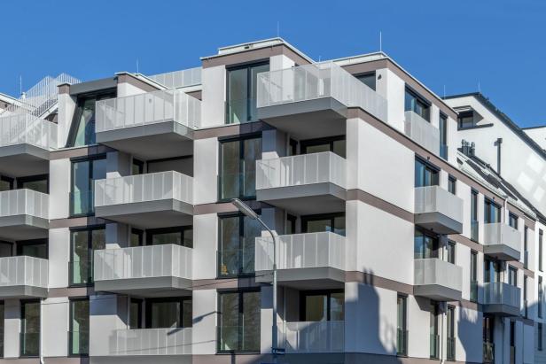 Modernes Apartmentgebäude mit zahlreichen Balkonen außen.
