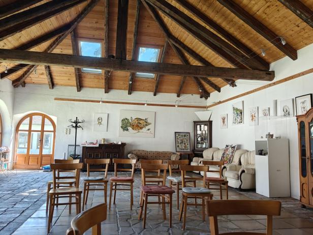 Ein Raum mit Stühlen, Sofas und Kunstwerken von Manfred Pawlik.