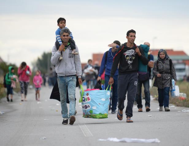 Flüchtlinge aus Ungarn bei ihrer Ankunft am Samstag, 5. September 2015, an der Grenze zu Österreich in Nickelsdorf im Burgenland.