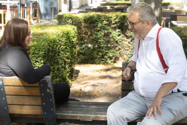 Gesundheitsstadtrat Peter Hacker beim  Gespräch mit Chronik-Ressortleiterin Agnes  Preusser.