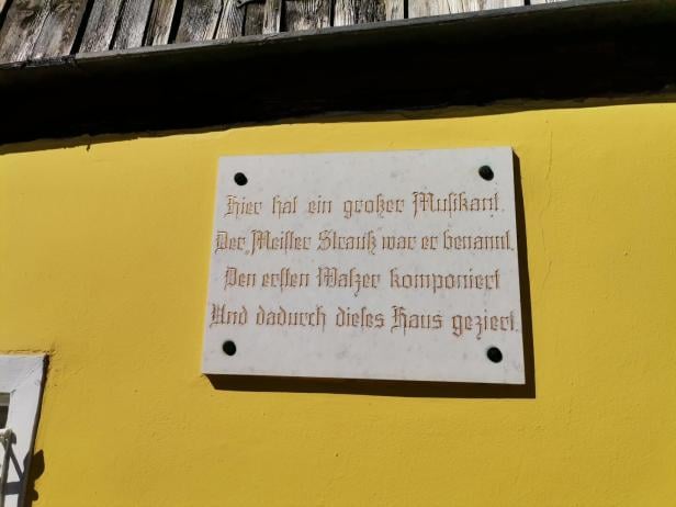 Inschrift mit der Aufschrift: Hier hat ein großer Musikant, Der Meister Strauß ist er genannt, Den ersten Walzer komponiert Und dadurch dieses Haus geziert