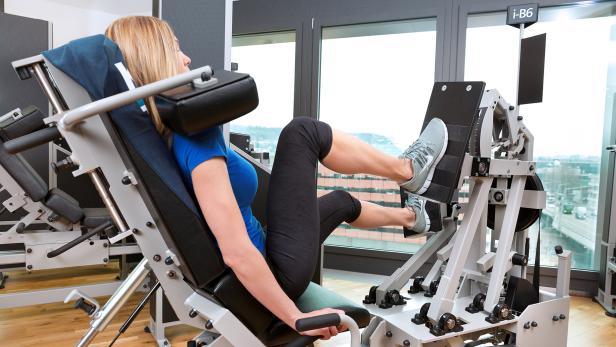Ein systematisches, wiederholt durchgeführtes Krafttraining hat sich neben der richtigen Medikation als bewährte Präventions- und Behandlungsstrategie gegen Diabetes erwiesen. Eine jüngere Frau trainiert in einem Kieser Studio