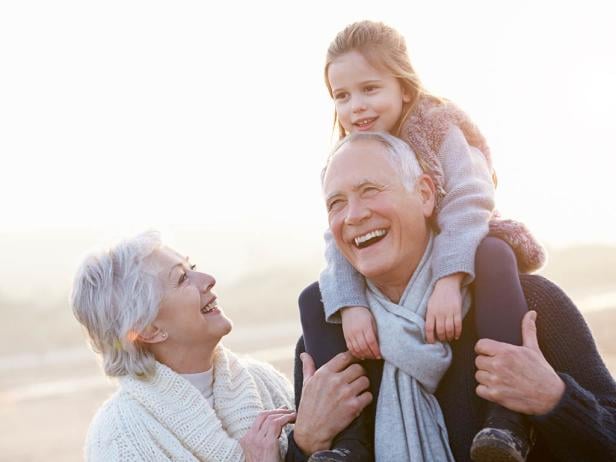 Mit gesundheitsorientiertem Krafttraining kann nicht nur die gesunde Lebenszeit, sondern sogar das Leben selbst verlängert werden. Großeltern mit ihrer Enkelin lachen, dank Training bei Kieser Studio leben sie unbeschwert.